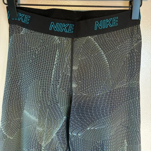 Nike Dri-Fit Medium Victory Base Layer Tight Fit Crop Legging - Picture 4 of 6